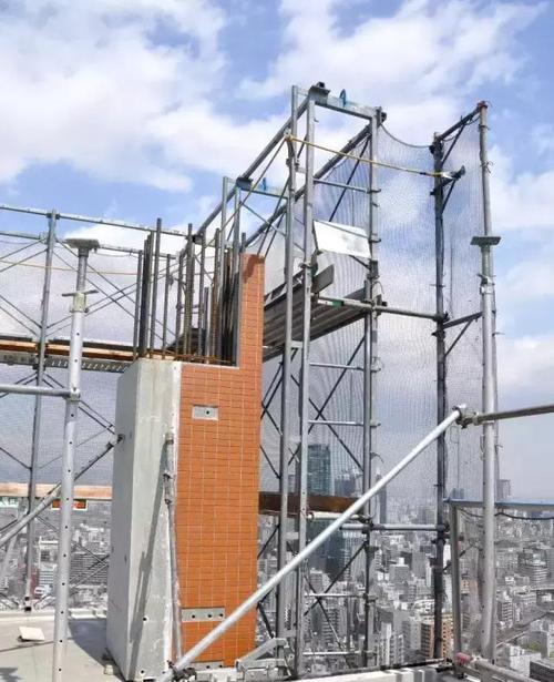 正式的樓梯是裝配式鋼結構的,施工安裝比樓層結構快兩層,以便于